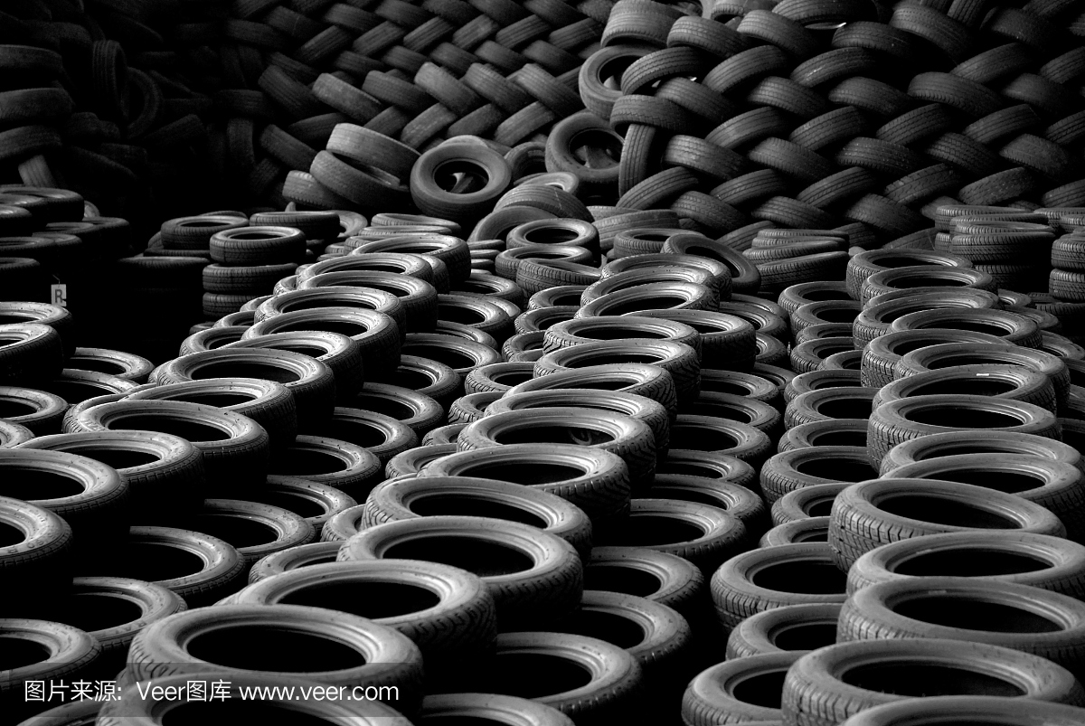 成堆的轮胎准备回收处理。